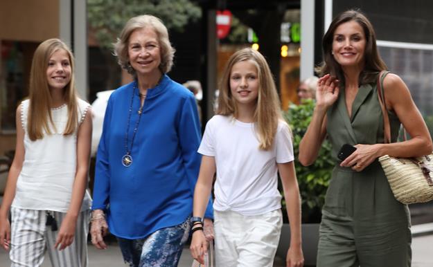 La reina Letizia y sus hijas se reúnen con doña Sofía para una tarde de cine