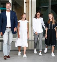 Los reyes Felipe y Letizia y sus hijas Leonor y Sofía visitan al rey Juan Carlos