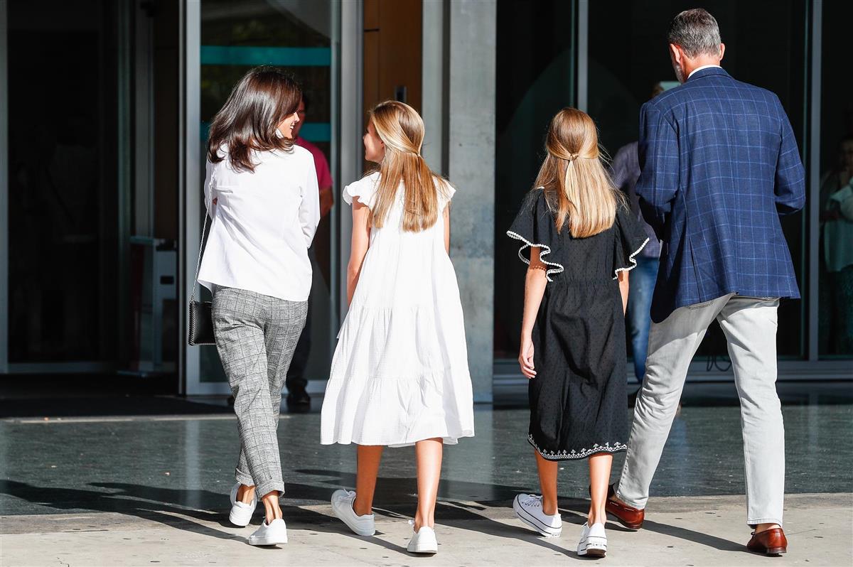 La familia real visita al rey Juan Carlos. Visita controvertida