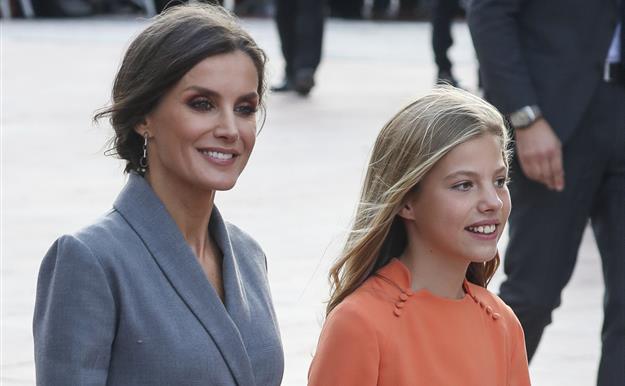 La reina Letizia de gris, deja el protagonismo a sus hijas Leonor y Sofía