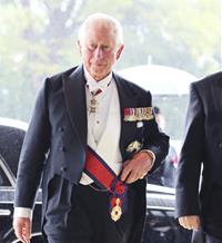 Al príncipe Carlos no le queda más remedio que acudir solo a la entronización de Naruhito en Japón