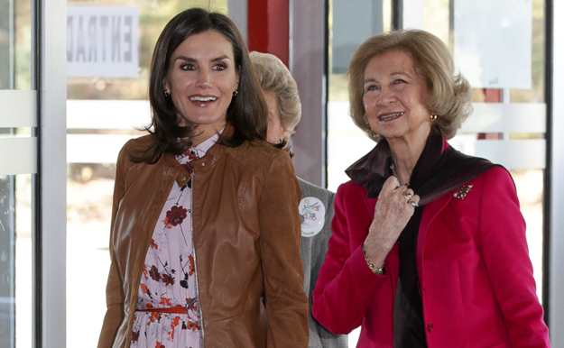 La reina Letizia y la reina Sofía comparten una mañana de 'shopping' en el Rastrillo Nuevo Futuro