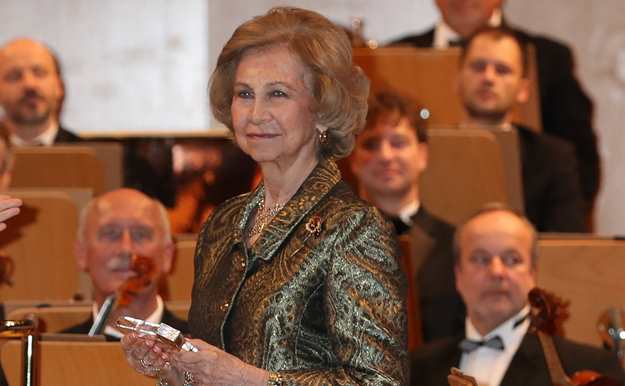 La reina Sofía "copia" los pasos de Letizia y también recibe un premio