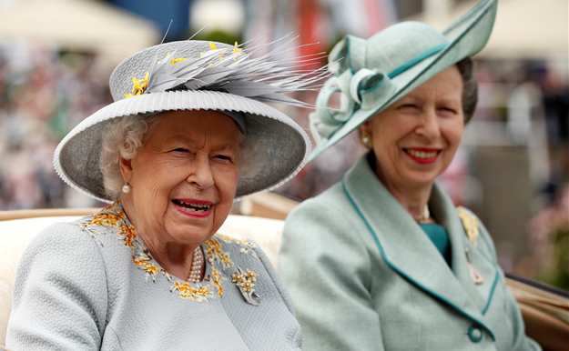Isabel II saca su carácter al reñir en público a su hija la princesa Ana