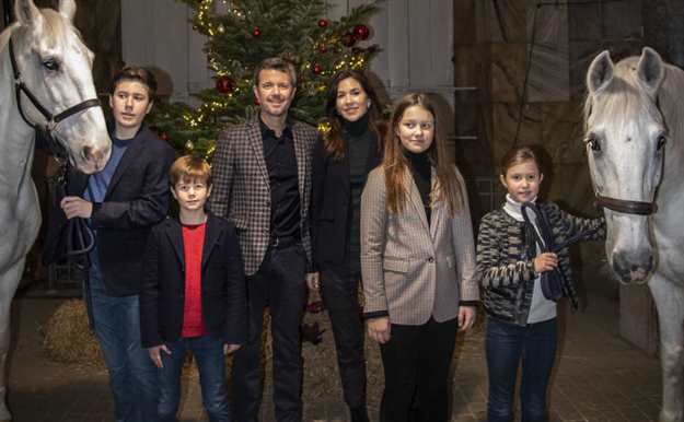 La familia de Federico y Mary de Dinamarca comparte merienda navideña con sus caballos