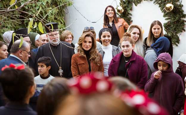 Rania de Jordania, de paseo por el mercado de Navidad de Ammán