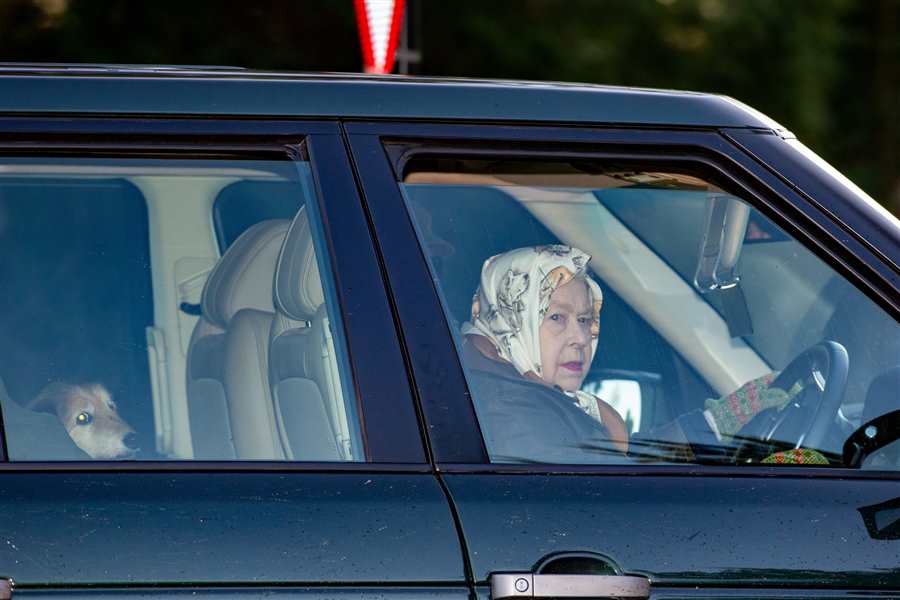Isabel II conduciendo