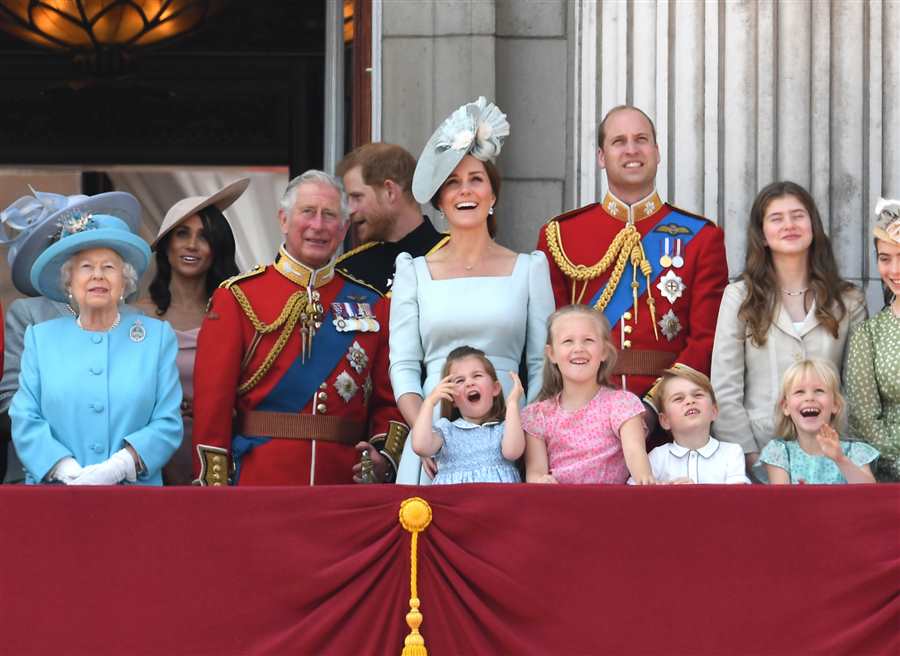 Isabel II y familia