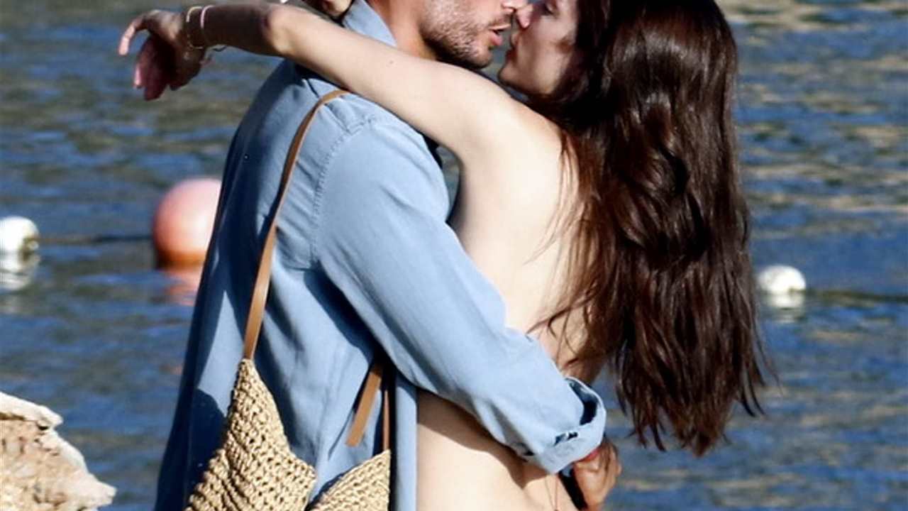 Adara Molinero y Rodri Fuertes se comen a besos durante sus idílicas vacaciones en Ibiza