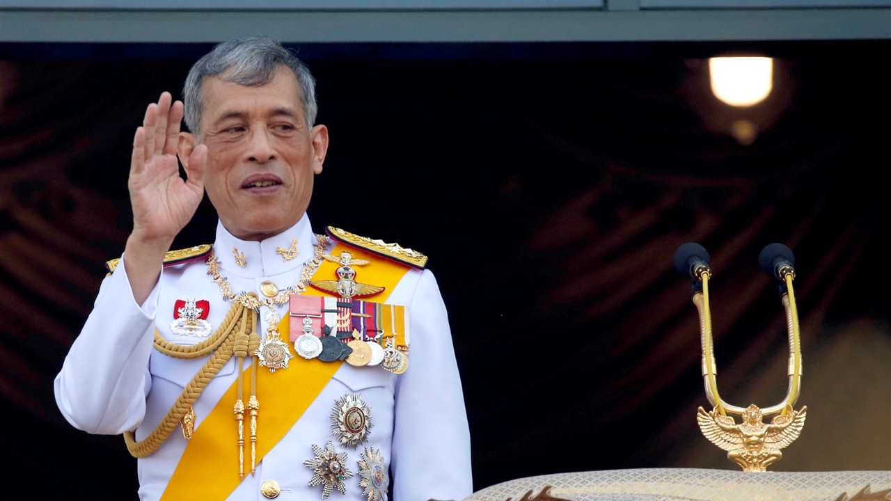 El rey de Tailandia se enfrenta a una nueva polémica tras su confinamiento en Alemania