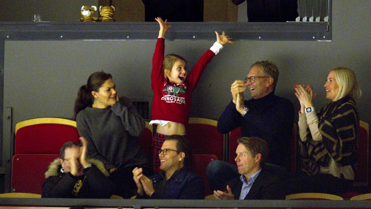 La emoción de Estelle de Suecia consigue derretir a las cámaras en un partido de hockey