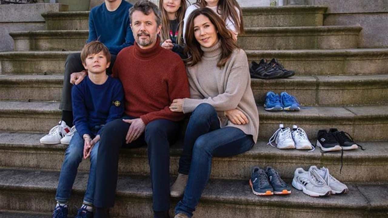 Coronavirus: la Familia Real de Dinamarca "se quita" las zapatillas