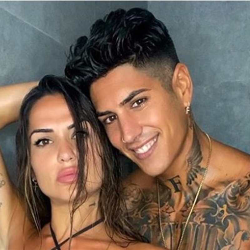 'Supervivientes': Las fotografías más ardientes de Ferre y su novia en la ducha 