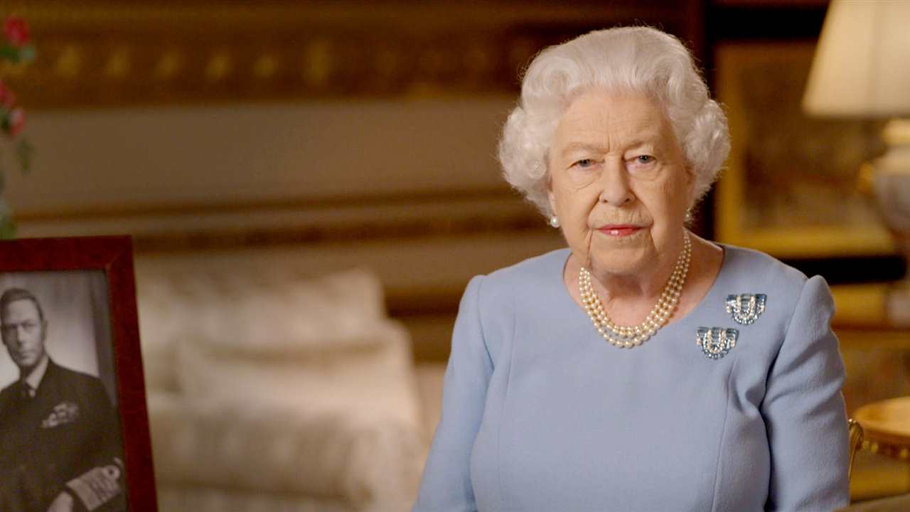 Isabel II, en su segundo mensaje televisado en un mes, hace un sentido guiño a su padre en una fecha muy especial