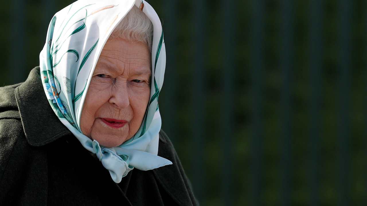 La reina Isabel II, incombustible, vuelve a sonreír tras el 'Megxit'