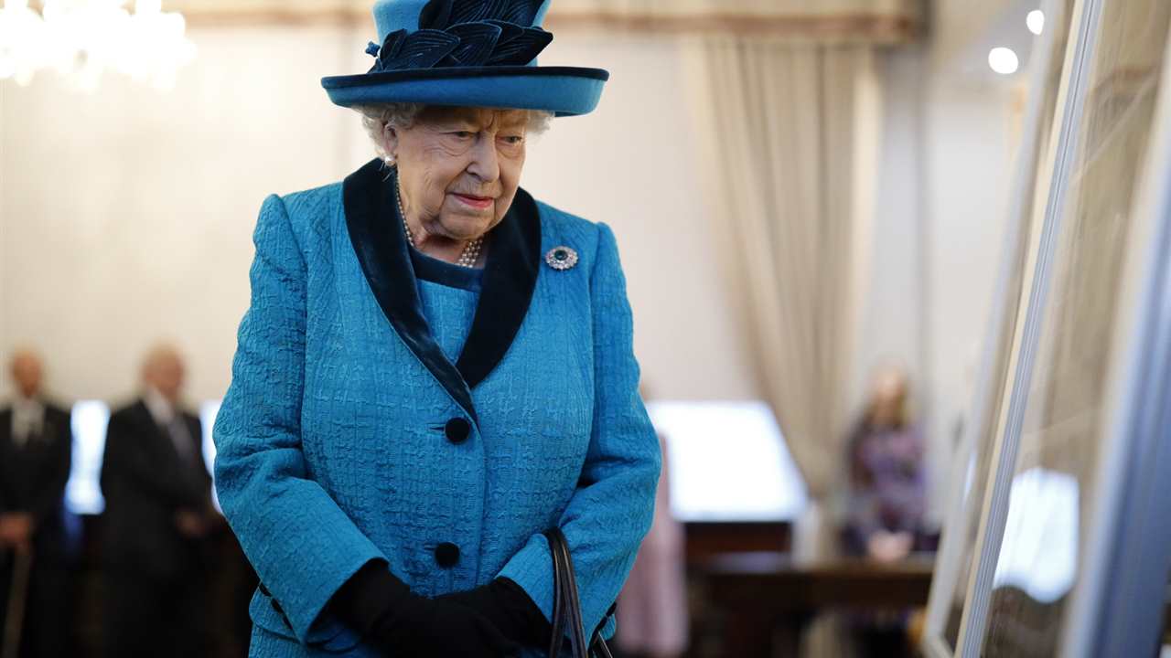 Isabel II emite un contundente comunicado con el que muestra su apoyo por Harry y Meghan