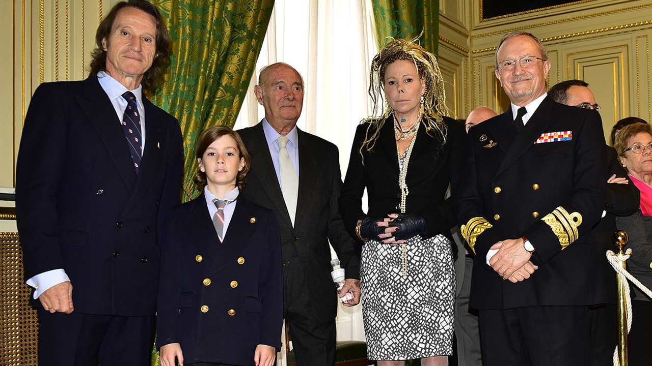 Kitín de Bulgaria es condecorado con la Cruz del Mérito Naval