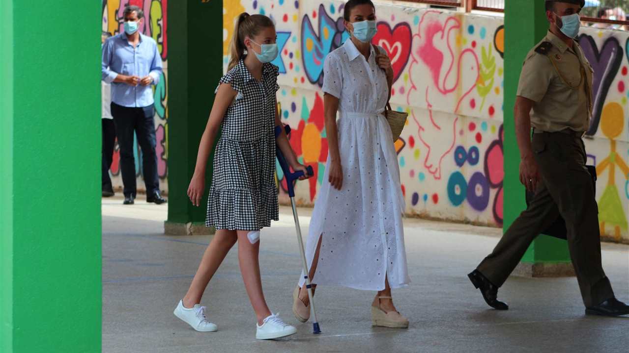 La reina Letizia reinventa su look de verano favorito en su segunda aparición pública en Palma