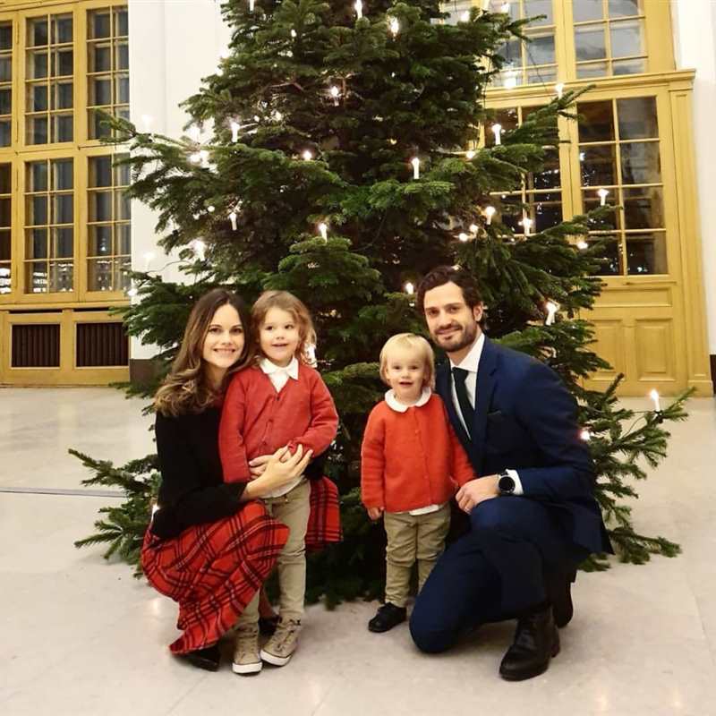 Carlos Felipe y Sofía de Suecia protagonizan el posado navideño más clásico