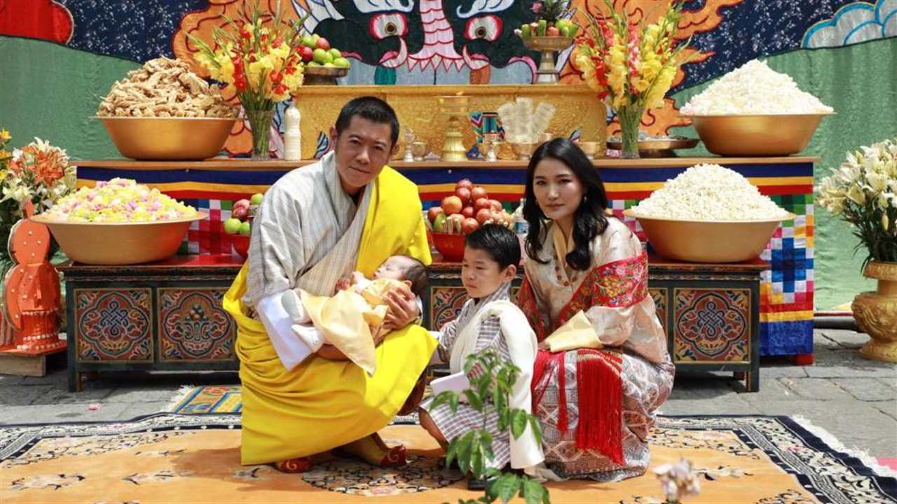 Los reyes de Bután desvelan el nombre de su segundo hijo con un nuevo posado familiar