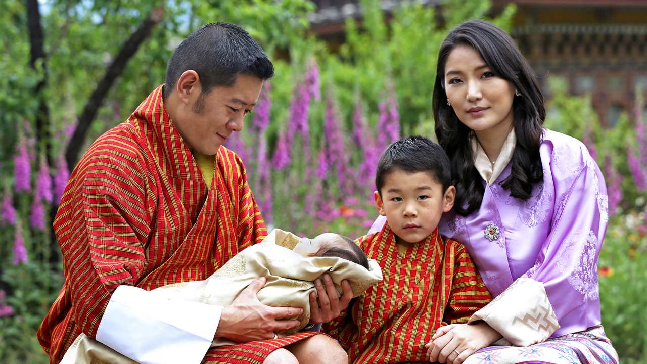 Los reyes de Bután presentan al mundo a su segundo hijo