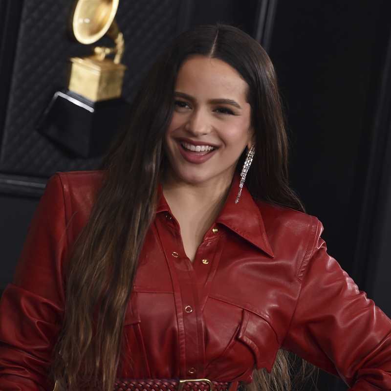 Rosalía triunfa dentro y fuera del escenario de los Grammy con tres estilismos