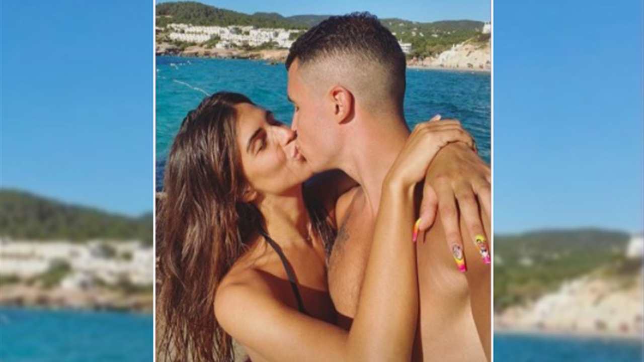 Mariscadas y chapuzones desnudos: así son las vacaciones de Kiko Jiménez y Sofía Suescun en Ibiza