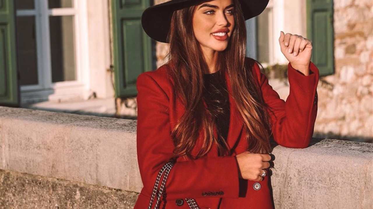 El abrigo rojo de 100 euros de Zara que Violeta Mangriñán ha hecho viral
