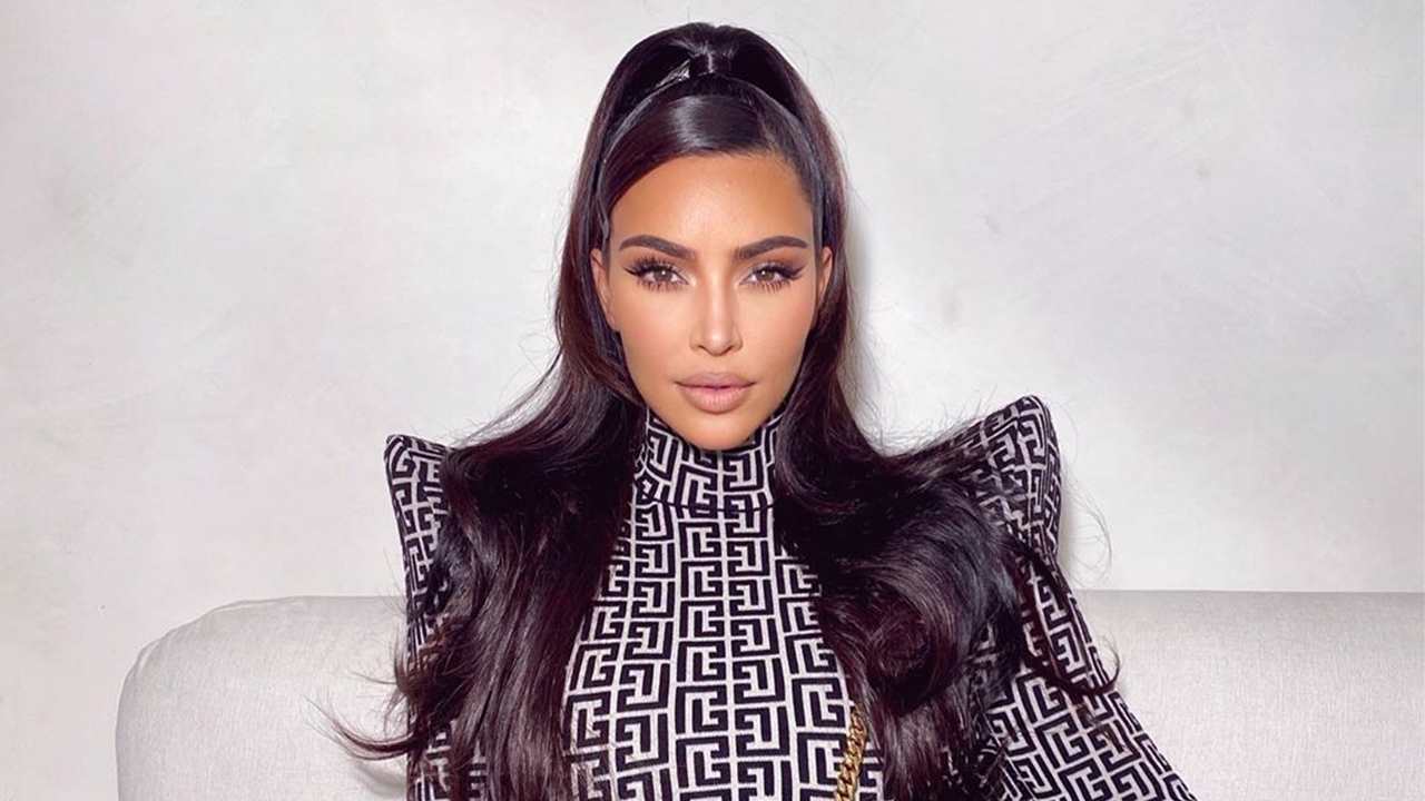 Kim Kardashian te dice cómo reinventar el peinado de moda, el semi recogido con coleta