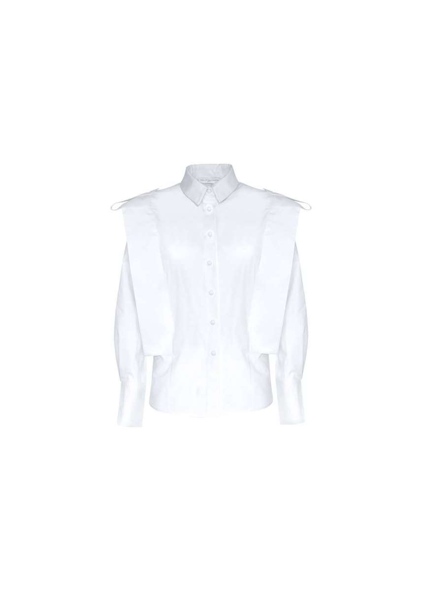 Una camisa blanca con efecto de hombreras