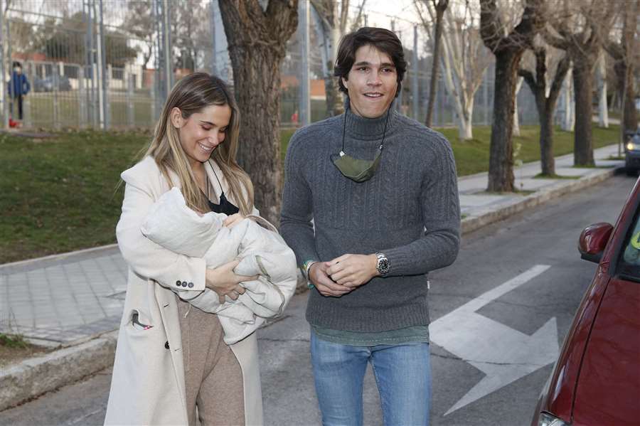 María Pombo y Pablo Castellanos llegando a casa con su bebé en brazos