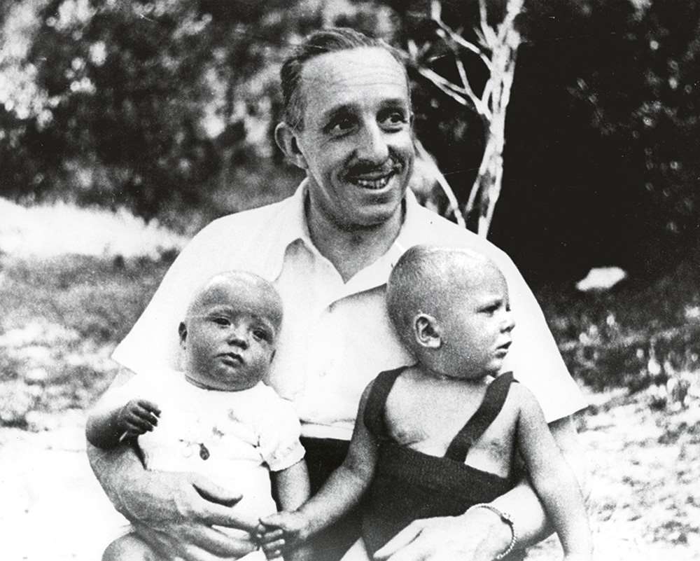 Alfonso XIII con sus nietos Juan Carlos y Alfonso NO PUBLICAR