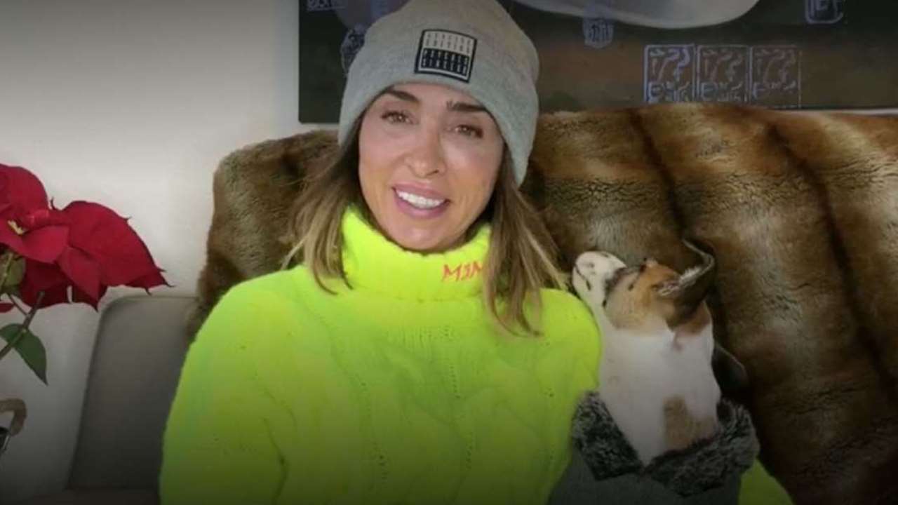 'Socialité': María Patiño presenta el programa desde casa y junto a su perra Beige a causa de la nieve