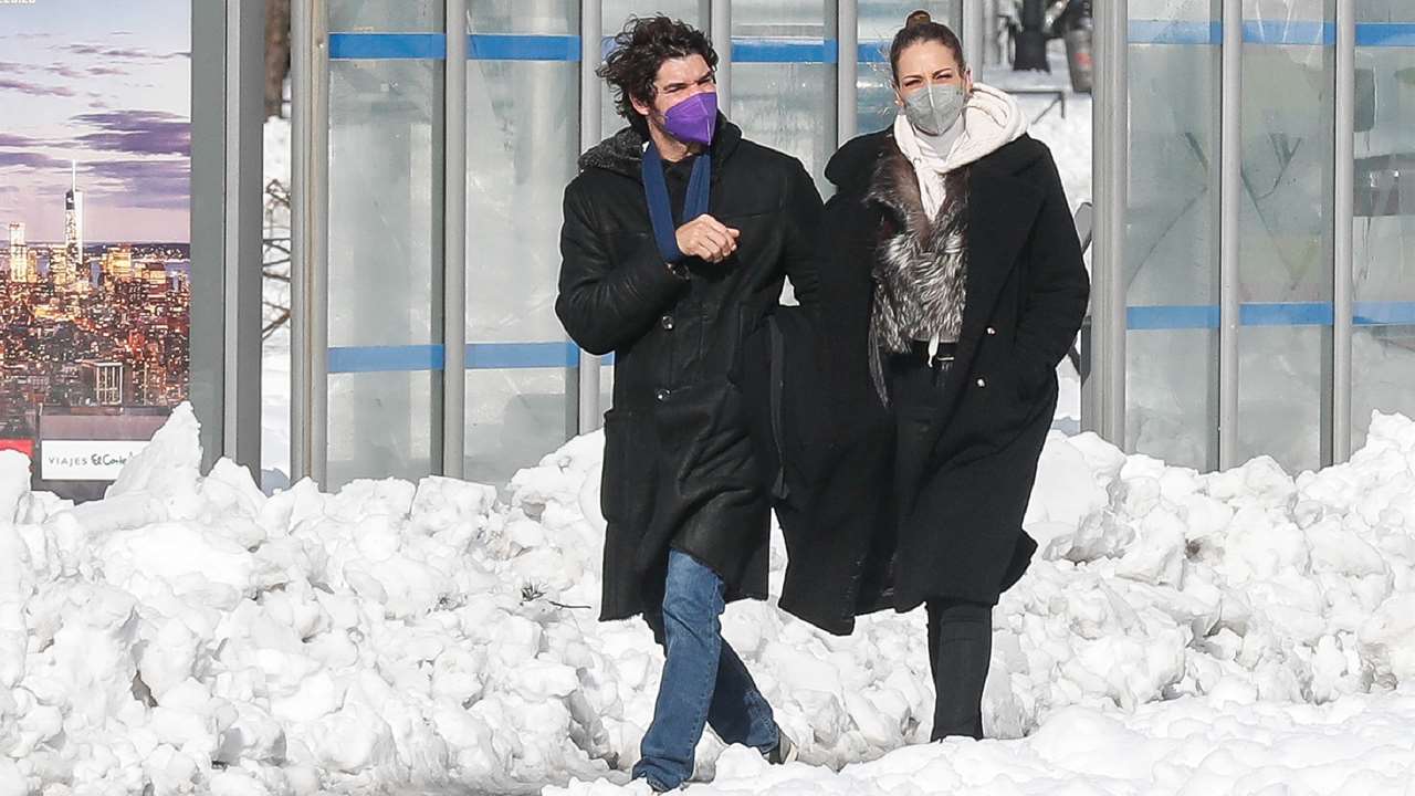 Eva González y Cayetano Rivera desafían al frío y disfrutan de un romántico paseo por Madrid