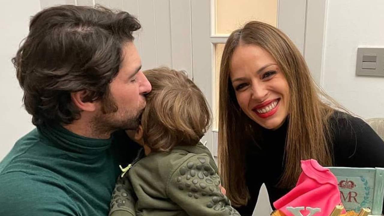 Las risas de Eva González y Cayetano Rivera con las ocurrencias de su hijo