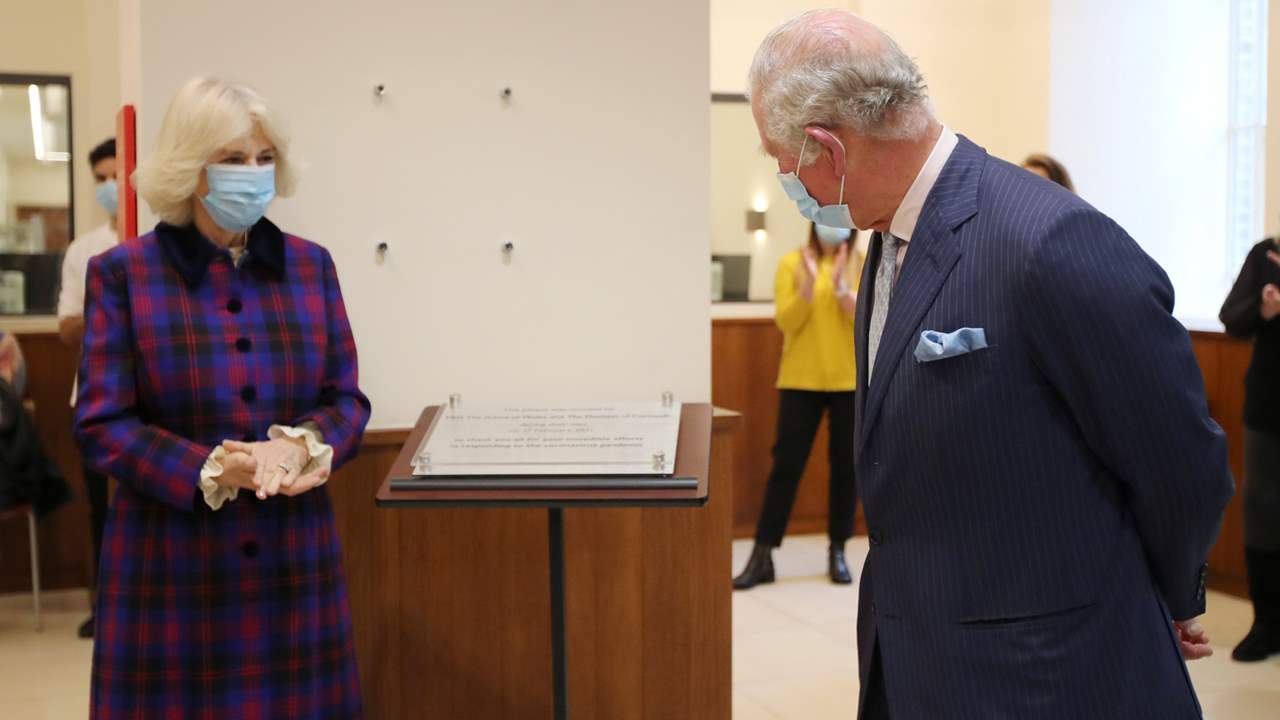 El príncipe Carlos y Camilla no se saltan sus obligaciones a pesar de la hospitalización del duque de Edimburgo