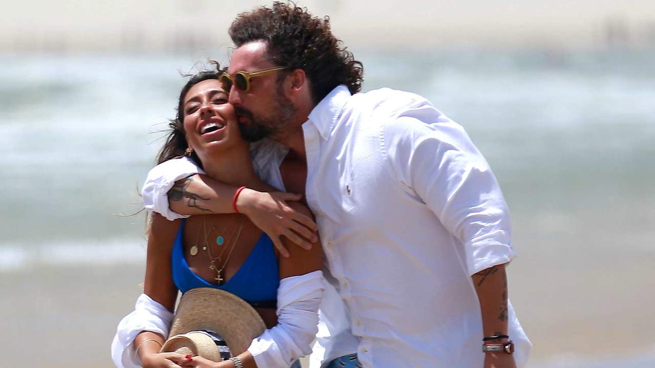 José Antonio León, reportero de ‘Sálvame’, y su prometida Rocío derrochan amor en la playa