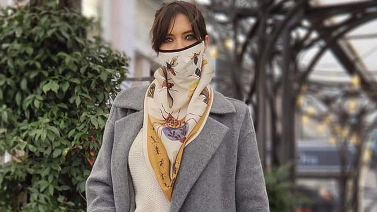 Sara Carbonero marca tendencia con un pañuelo/mascarilla de 42 euros, el último grito en moda