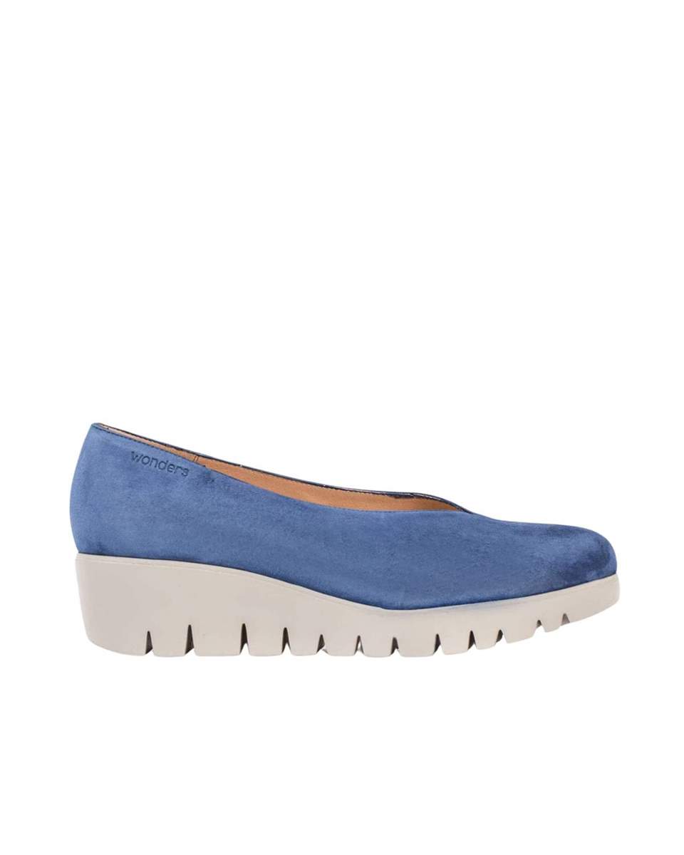 Un zapato azul con suela combinada