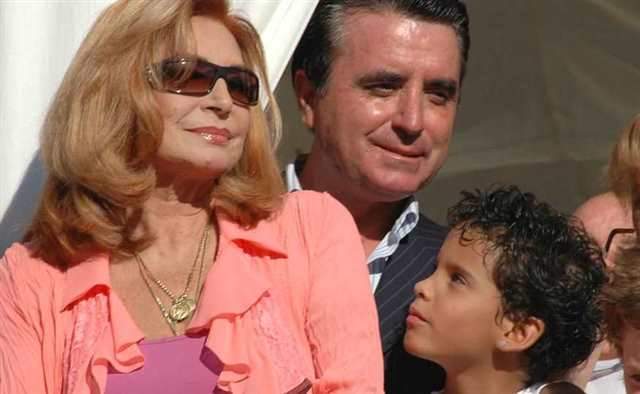 Rocío Jurado y José Ortega Cano con Gloria Camila