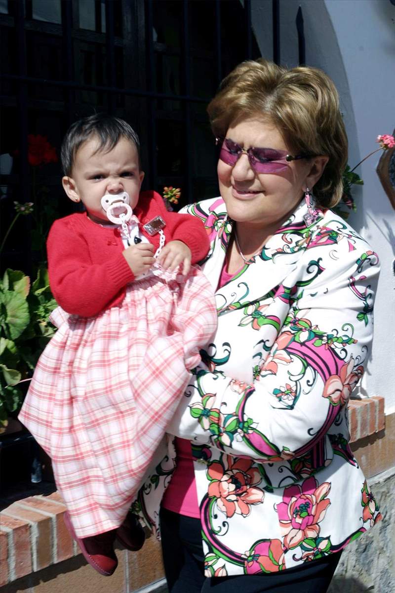 Julia Janerio con su abuela Carmen Bazán en el cumpleaños de María José Campanario (2004)