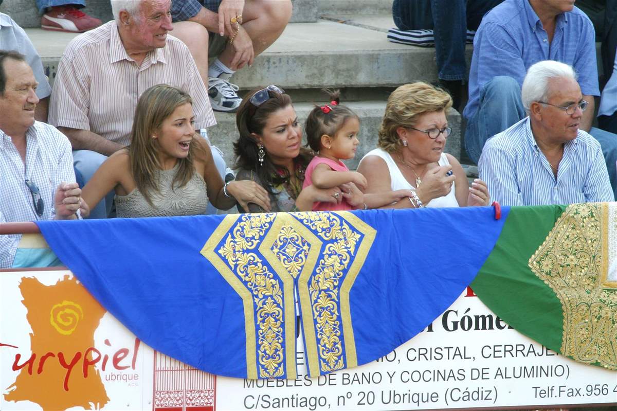 Julia Janerio con Virginia Troconis, María José Campanario y sus padres (Ubrique, 2005)
