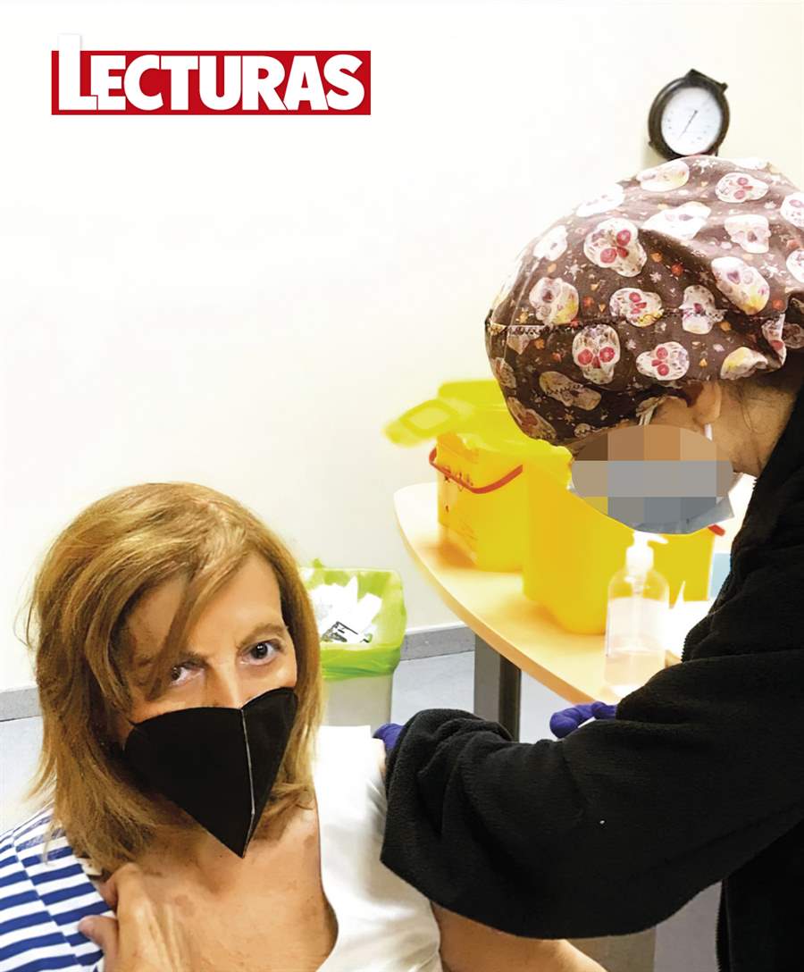 María Teresa Campos se pone la primera dosis de la vacuna