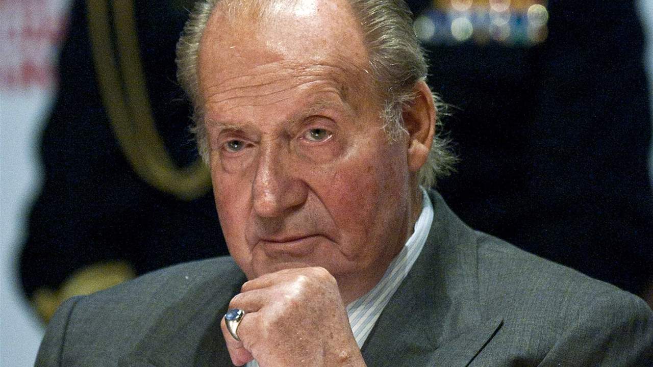 El rey Juan Carlos todo lo ve, todo lo escucha, pero su teléfono suena cada vez menos