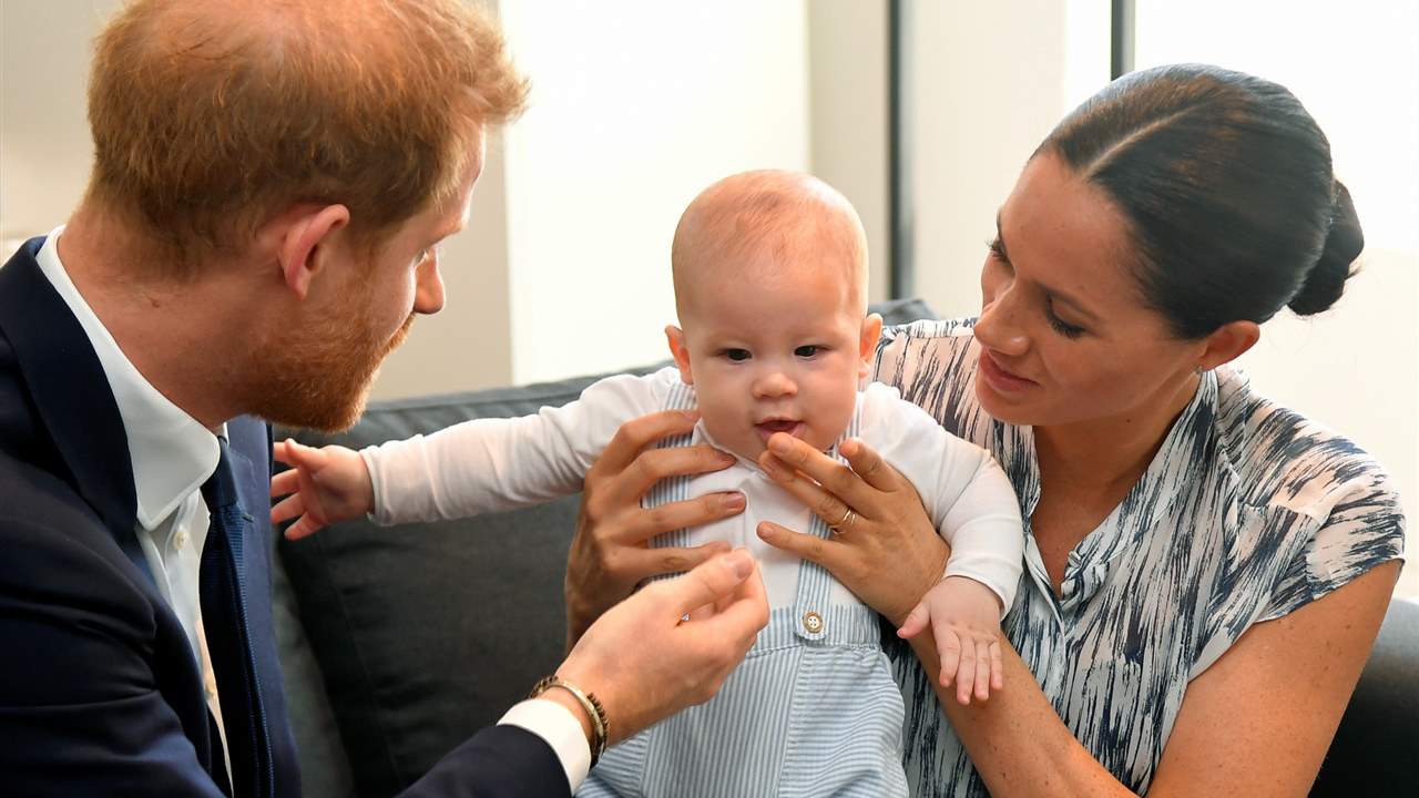 Archie, hijo de Meghan y Harry, cumple dos años alejado de los focos y de la familia real británica