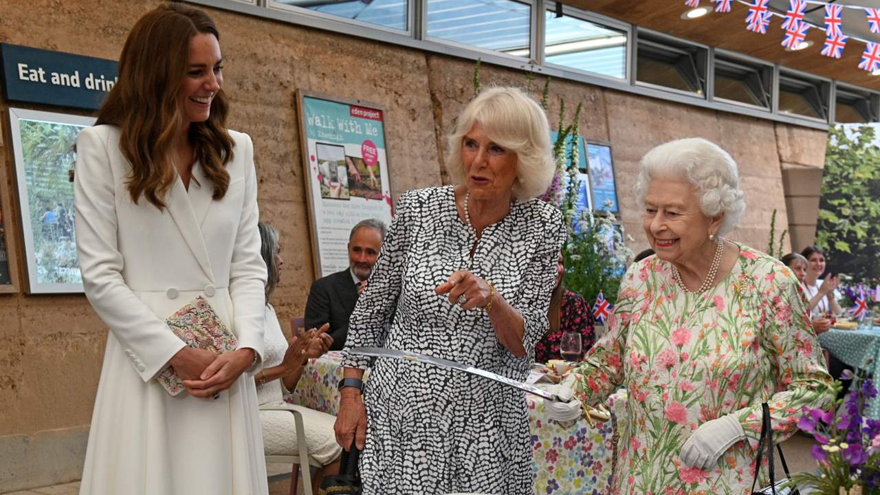 Isabel II y Kate Middleton muestran la fortaleza de la casa real británica (sin Meghan Markle)