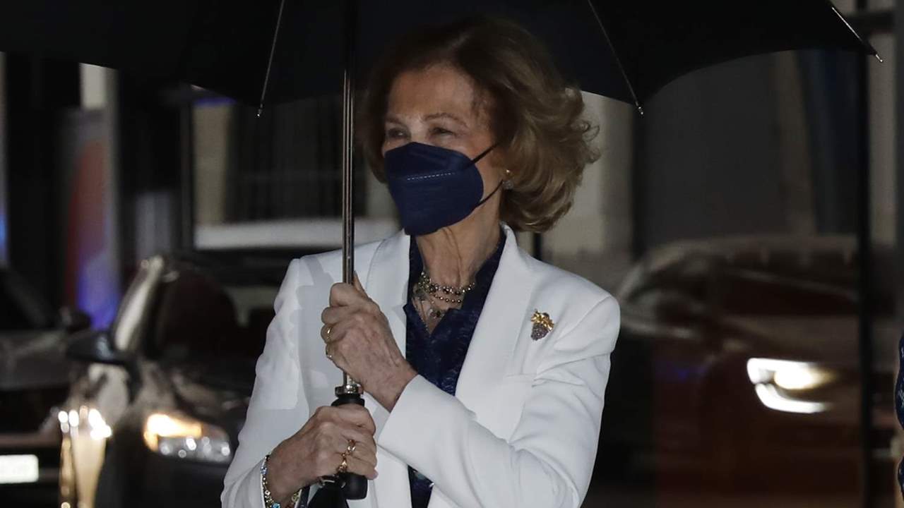 La reina Sofía desafía a la lluvia con su mejor versión en su semana más ajetreada