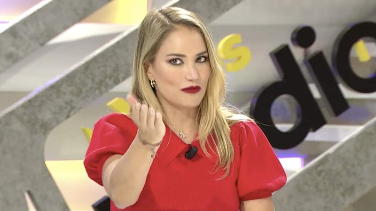 Alba Carrillo acaba ascendiendo a presentadora, tras un incontrolable ataque de risa de Sonsoles Ónega