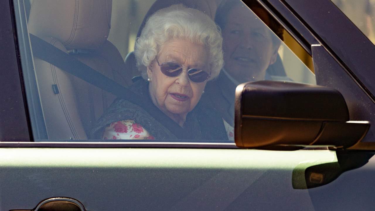 Isabel II sorprende al volante de su todoterreno con 95 años