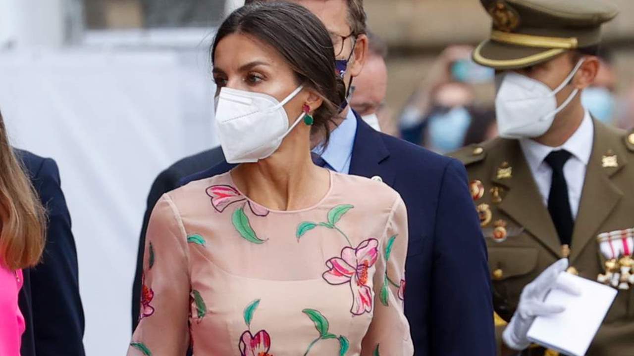 VÍDEO La reina Letizia sucumbe al estampado floral en su visita a Santiago de Compostela con guiño a la princesa Leonor